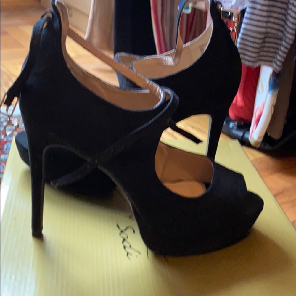 Women’s peep toe heeled shoe
